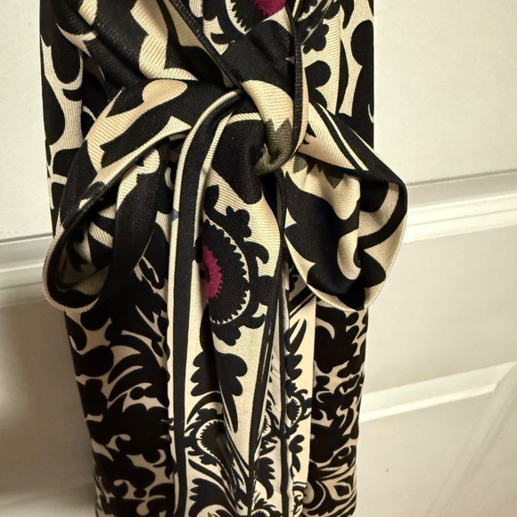 Vintage Diane Von Furstenberg 100% Silk Black Print Wrap Dress Size 4 - Picture 5 of 10